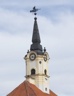 ilustracja przedstawia wieżę zegarową ratusza w Bielsku Podlaskim 