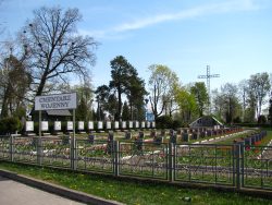 ilustracja przedstawia cmentarz wojenny przy ulicy Wojska Polskiego