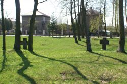 ilustracja przedstawia cmentarz wojenny żołnierzy niemieckich poległych w czasie I wojny światowej