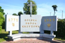 Zdjęcie przedstawia pomnik Polska Droga Krzyżowa