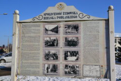 Zdjęcie przedstawia tablicę upamietniającą społeczność żydowską Bielska Podlaskiego