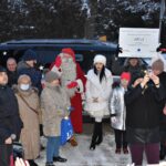 Galeria zdjęć przedstawiająca kadry z wizyty prawdziwego Mikołaja z Laponii w Bielsku Podlaskim, w tym spotkania z dziećmi, młodzieżą, podopiecznymi placówek opiekuńczych oraz spacer honorowego gościa po jarmarku bożonarodzeniowym przed ratuszem.