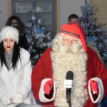 Galeria zdjęć przedstawiająca kadry z wizyty prawdziwego Mikołaja z Laponii w Bielsku Podlaskim, w tym spotkania z dziećmi, młodzieżą, podopiecznymi placówek opiekuńczych oraz spacer honorowego gościa po jarmarku bożonarodzeniowym przed ratuszem.