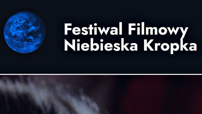 Biały napis na czarnym tle: Festiwal Filmowy Niebieska Kropka. I wizerunek błękitnej planety.