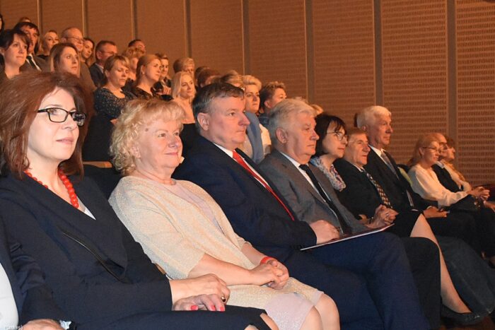 zdjęcie grupy osób na widowni - burmistrzów i pracowników samorządowych.