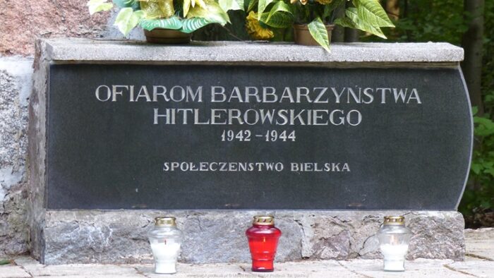 tablica pamiątkowa Ofiarmo barbarzyństwa hitlerowskiego