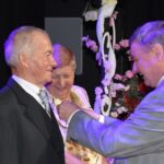 Burmistrz wręcza medale "Za długoletnie Pożycie Małżeńskie" uhonorowanej parze.