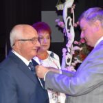 Burmistrz wręcza medale "Za długoletnie Pożycie Małżeńskie" uhonorowanej parze.