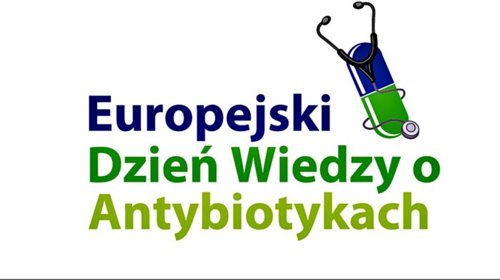 Logotyp z niebiesko-zielonym napisem "Europejski Dzień Wiedzy o Antybiotykach" na białym tle. I wkomponowana mała kapsułka z połówkami: niebieską i zieloną oraz czarny stetoskop.
