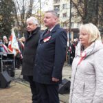 Trzyosobowa delegacja samorządu miajskiego przed pomnikiem Niepodległości Polski.