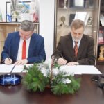 Burmistrz Miasta oraz doktor Krzysztof Godlewski podpisują protokół przkazania