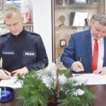Burmistrz Miasta oraz Komendat Policji podpisują protokół przekazania sprzętu