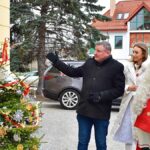 Mikołaj i burmistrz zwiedzają choinki z ozdobami przed ratuszem