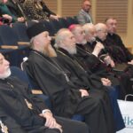 Grupa duchownych w pierwszy rzędzie widowni