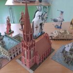 Model kościoła stojacy na stole