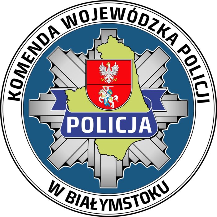Okrągły znak graficzny stylizowany na odznakę policyjną, w którą wpisany jest kontur i herb województa podlaskiego, napis "policja" oraz "Komenda Wojewódzka Policji w Białymstoku"