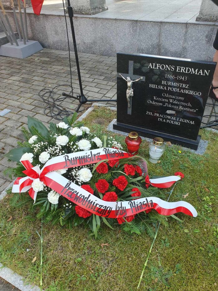 wiązanka biało czerwonych kwiatów złożona przez Burmistrza na grobie Alfonsa Erdmana byłego burmistrza Bielska Podlaskiego