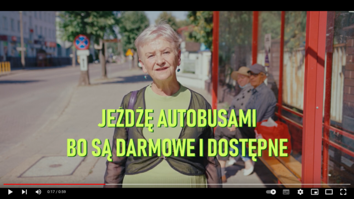 Kadr ze spotu reklamowego przedstawiający kobietę stojącą na przystanku komunikacji miejskiej w Bielsku Podlaskim