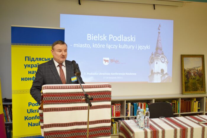 Burmistrz Miasta Jarosław Borowski podczas prezentowania prezentacji