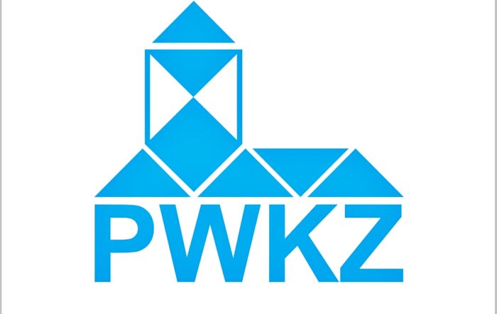 Niebieski logotyp ze skrótowcem: PWKZ wkompomowanym w schemat dachu budynku, wieżę którego stanowi symbol obiektu zabytkowego.
