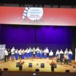 podopieczni ŚDS w Bielsku podlaskim na scenie wykonują utwór muzyczny