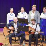 podopieczni ŚDS w Bielsku podlaskim na scenie wykonują utwór muzyczny