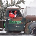 Święty Mikołaj wjeżdża starym samochodem na plac festiwalu
