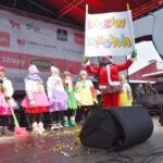 dzieci występują na scenie w świątecznym przebraniu i świątecznej scenerii