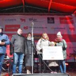 burmistrz wręcza czek z nagrodą dla jednego ze zwycięzców konkursu "Zadziw Mikołaja"