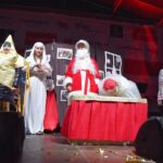 dzieci występują na scenie w świątecznym przebraniu i świątecznej scenerii