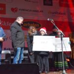 burmistrz wręcza czek z nagrodą dla jednego ze zwycięzców konkursu "Zadziw Mikołaja"