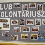 Gazetka szkolna wisząca na ścianie. Na niej tytuł "Klub Wolontariuszy" oraz szereg uporządkowanych zdjęć.