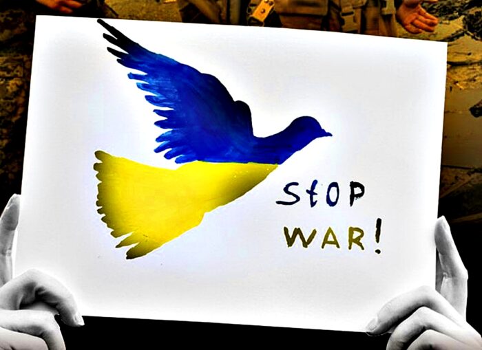 Plakat z gołębiem w barwach Ukrainy oraz napisem "Stop war!".