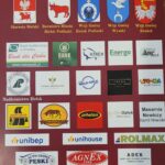 Ścianka reklamowa z logotypami patronów i sponsorów jubileuszu