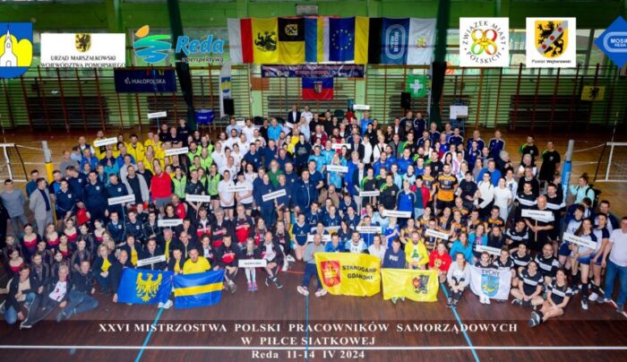 zdjęcie grupowe wszystkich drużyn biorących udział w Mistrzostwach Polski Pracowników Samorządowych w Piłce Siatkowej