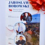 Plakat - grafika, przedstawiający zdjęcie lotnicze miasta, trzy zdjęcia burmistrza, oś czasu z zaznaczonymi datami kolejnych kadencji oraz napis: "Jarosław Borowski Burmistrz Miasta Bielsk Podlaski".