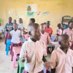 Zdjęcie klasy w szkole w Kenii z miejscowymi uczniami.