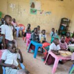 Zdjęcie klasy w szkole w Kenii z miejscowymi uczniami.