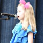 Dziecięca wokalistka na scenie.