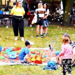 Dzieci w trakcie zabawy na pikniku rodzinnym w parku.