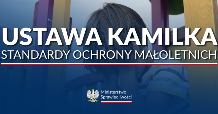 Niebieska plansza z napisem "Ustawa Kamilka. Standardy ochrony małoletnich". Pod spodem logo Ministerstwa Sprawiedliwości.