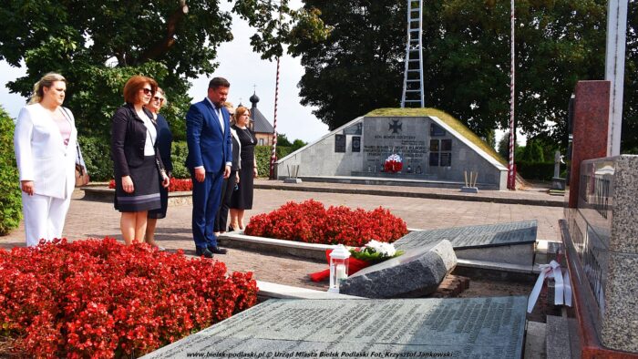 Delegacja Miasta Bielsk Podlaski z burmistrzem oraz kierownictwem urzędu podczas składania wieńców i ustawiania zniczy przed pomnikami.