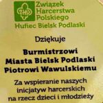 Okrągły grawerton z podziękowaniem burmistrzowi za wsparcie działań harcerzy.