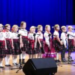 Zespół folklorystyczny na scenie domu kultury,