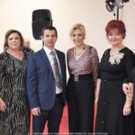 Grupa osób pozuje do zdjęcia.