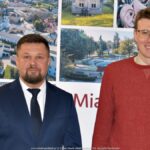 Burmistrz wita gości.