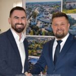 Burmistrz wita gości.