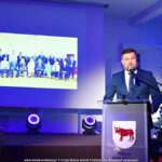 Przemawiający mężczyzna.