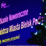 Napis na ekranie "Spotkanie noworoczne Burmistrza Miasta Bielsk Podlaski. Łącząc siły, tworzymy przyszłość". Na nim logotyp "Bielsk Podlaski łączy ludzi". Z prawej przystrojona choinka.