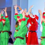 Dzieci tańczą na scenie.